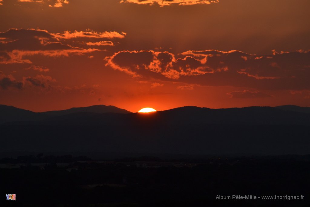 DSC 0011 2.JPG - Coucher de soleil sur le massif des Maures. 25 juin 2014 - 20H26